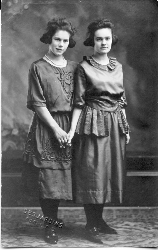 Portrait de deux jeunes filles