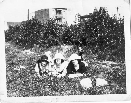 Trois adolescentes sur l'herbe