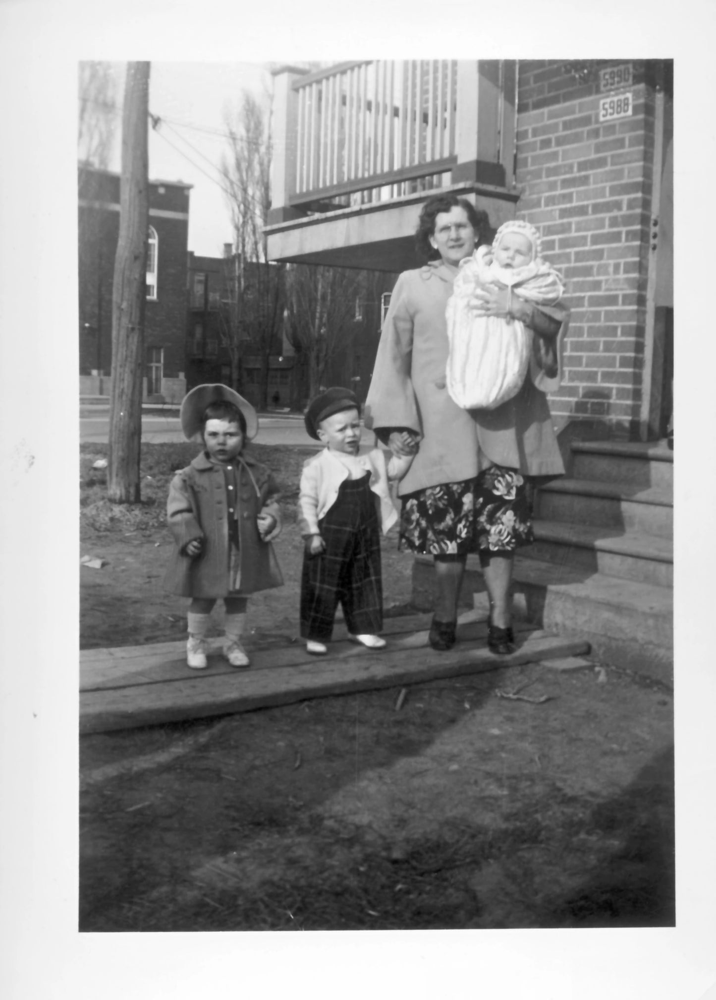 Jeunes enfants et adulte le 5 mai 1950