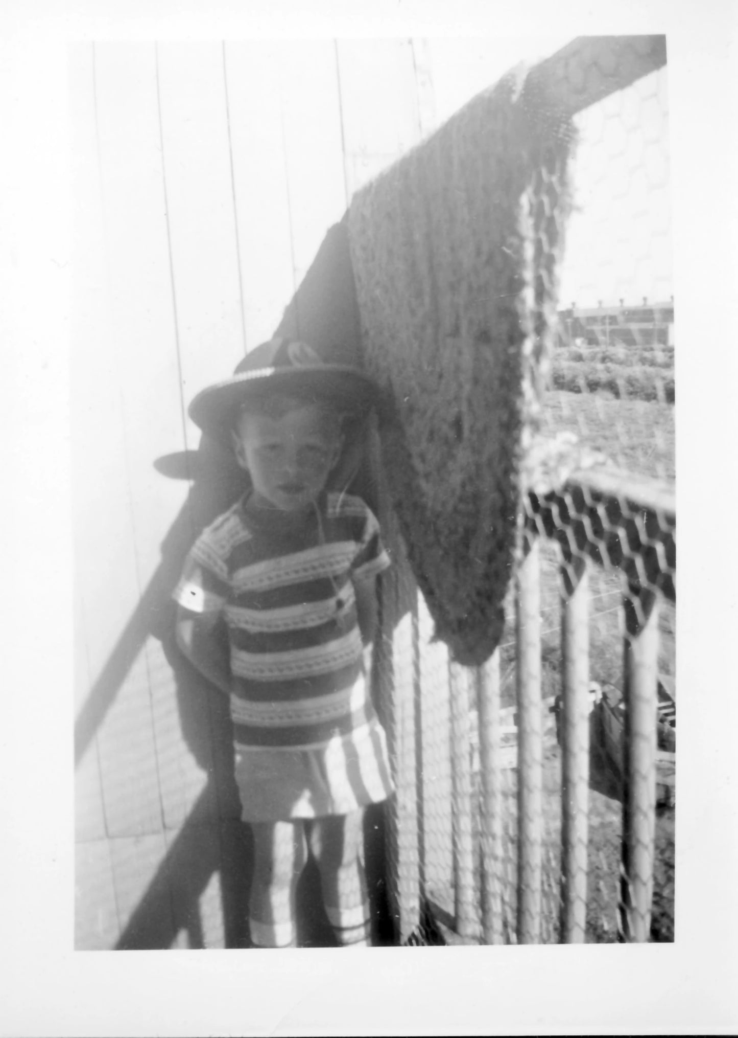 Jeune enfant sur le balcon