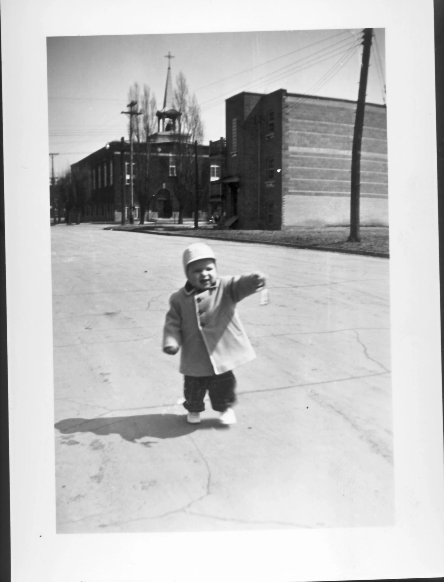 Enfant sur la rue Lafontaine près de Cadillac