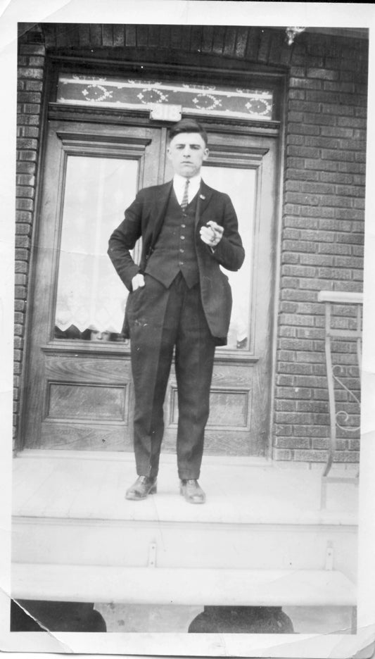 Homme sur un balcon