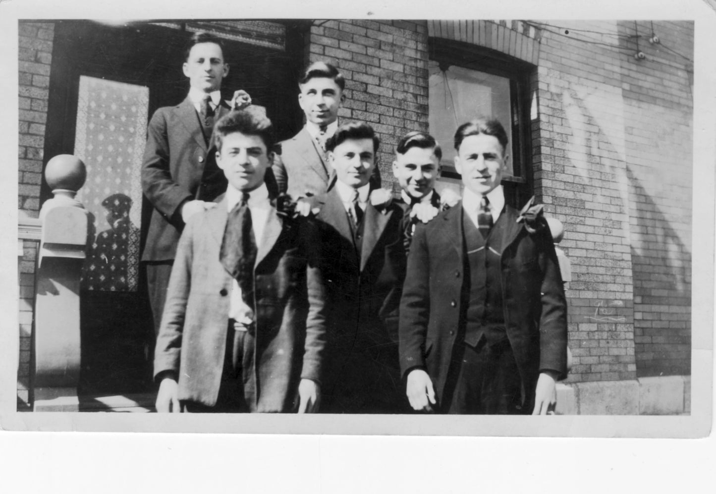 Groupe d'hommes sur un balcon