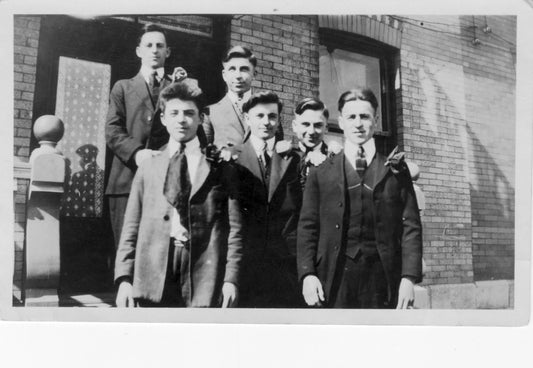 Groupe d'hommes sur un balcon