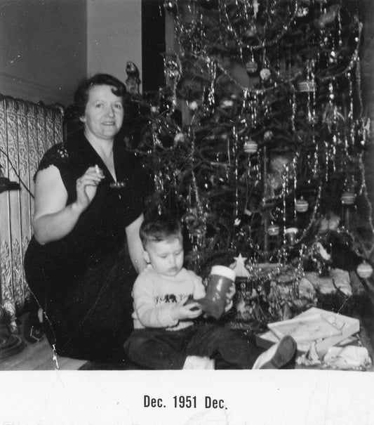 Femme et neveu autour d'un arbre de Noel