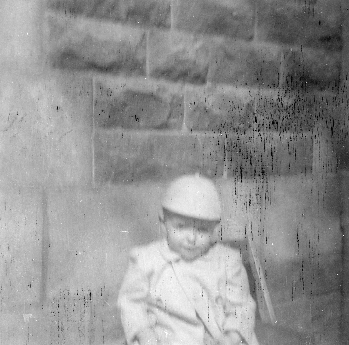 Enfant sur un balcon