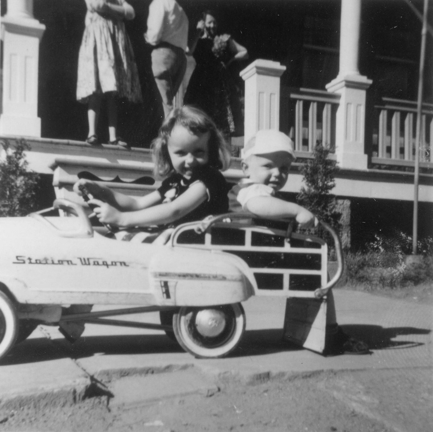 Frère et soeur dans une voiture jouet