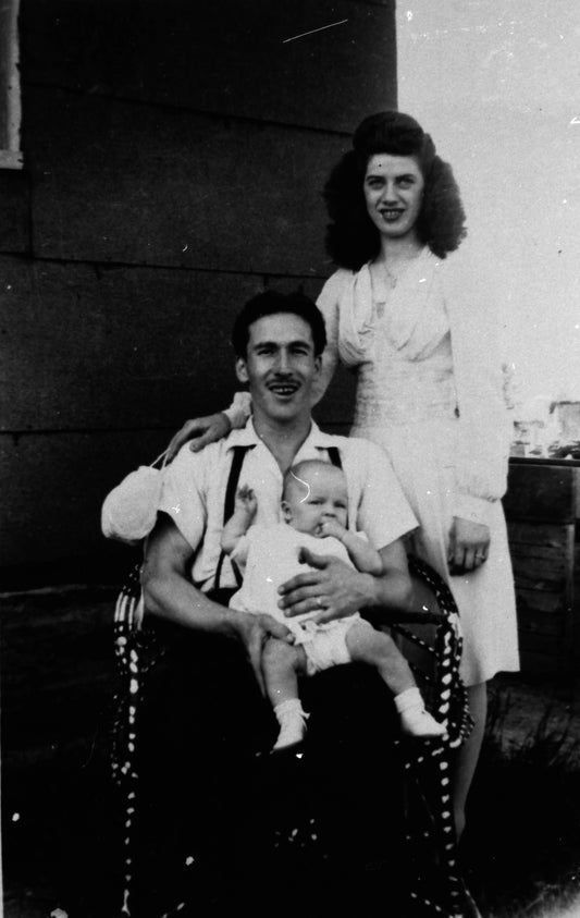 Portrait de René Soucy, Rose Bergeron et leur bébé Carmen