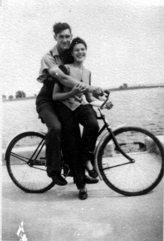 Ronald Vaillant et Jeanine Soucy à bicyclette