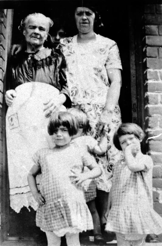 Les jeunes filles Bergeron avec leur tante et leur mère