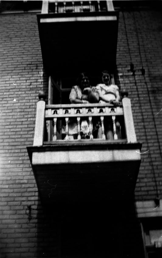 Célina et Rose Bergeron au balcon