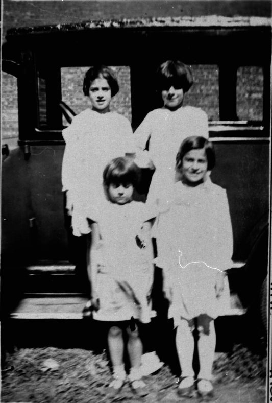 Les soeurs Bergeron et leur cousine Jeanne D'Arc