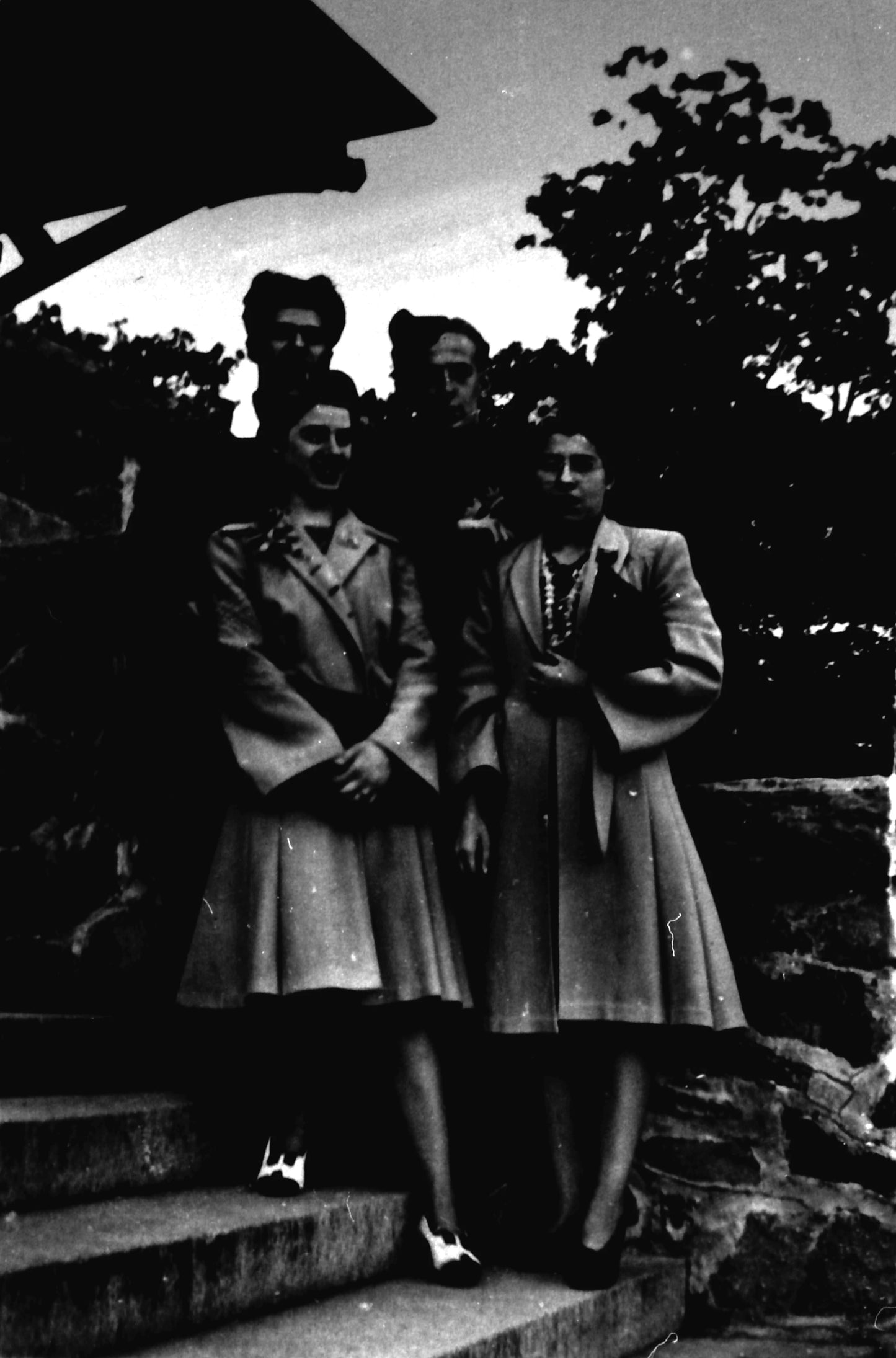 Les soeurs Bergeron et deux soldats au Jardin botanique