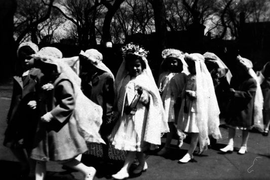 Procession de jeunes filles