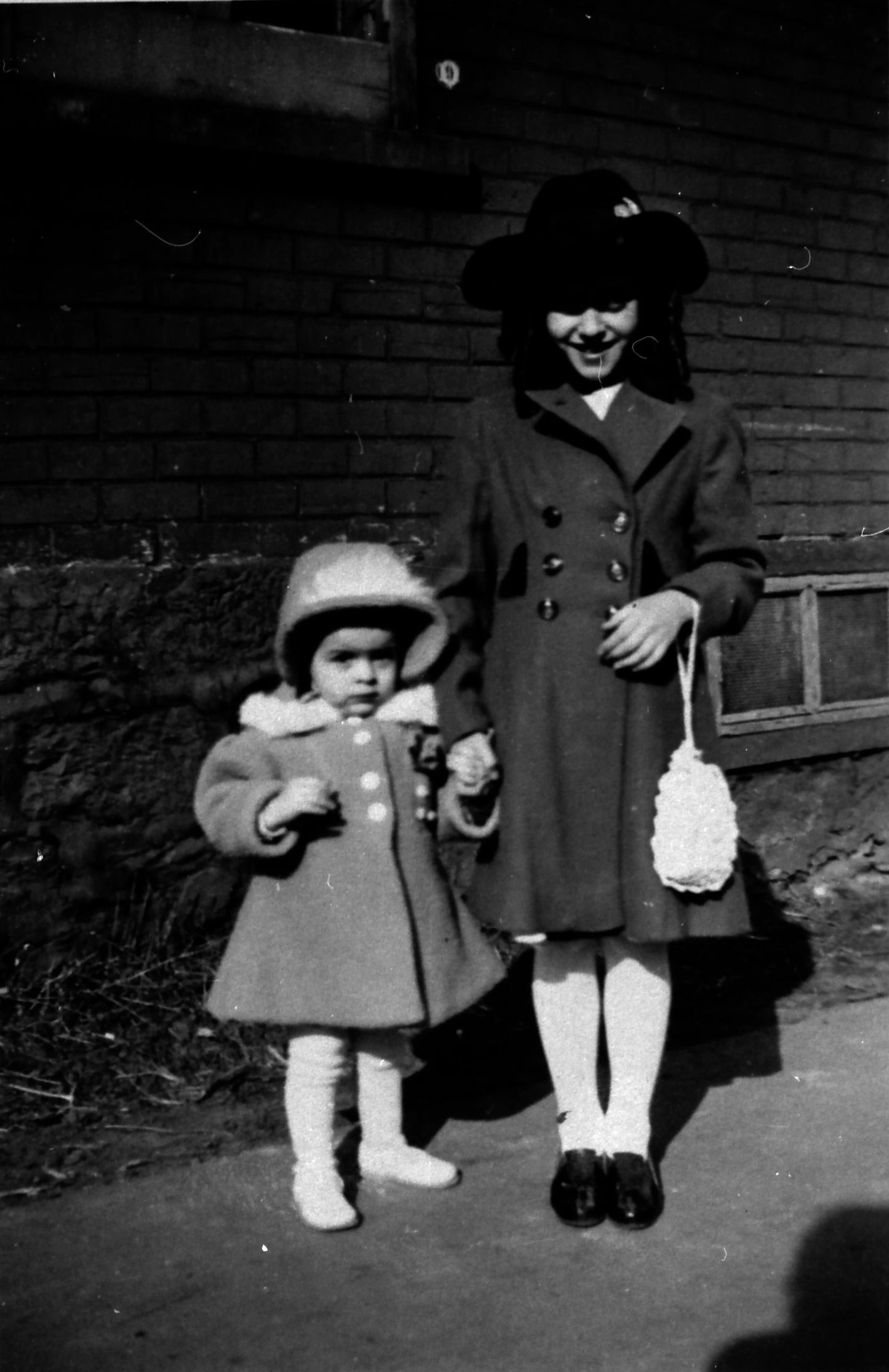 Portrait des jeunes Micheline Morrissette et Thérèse Bessette