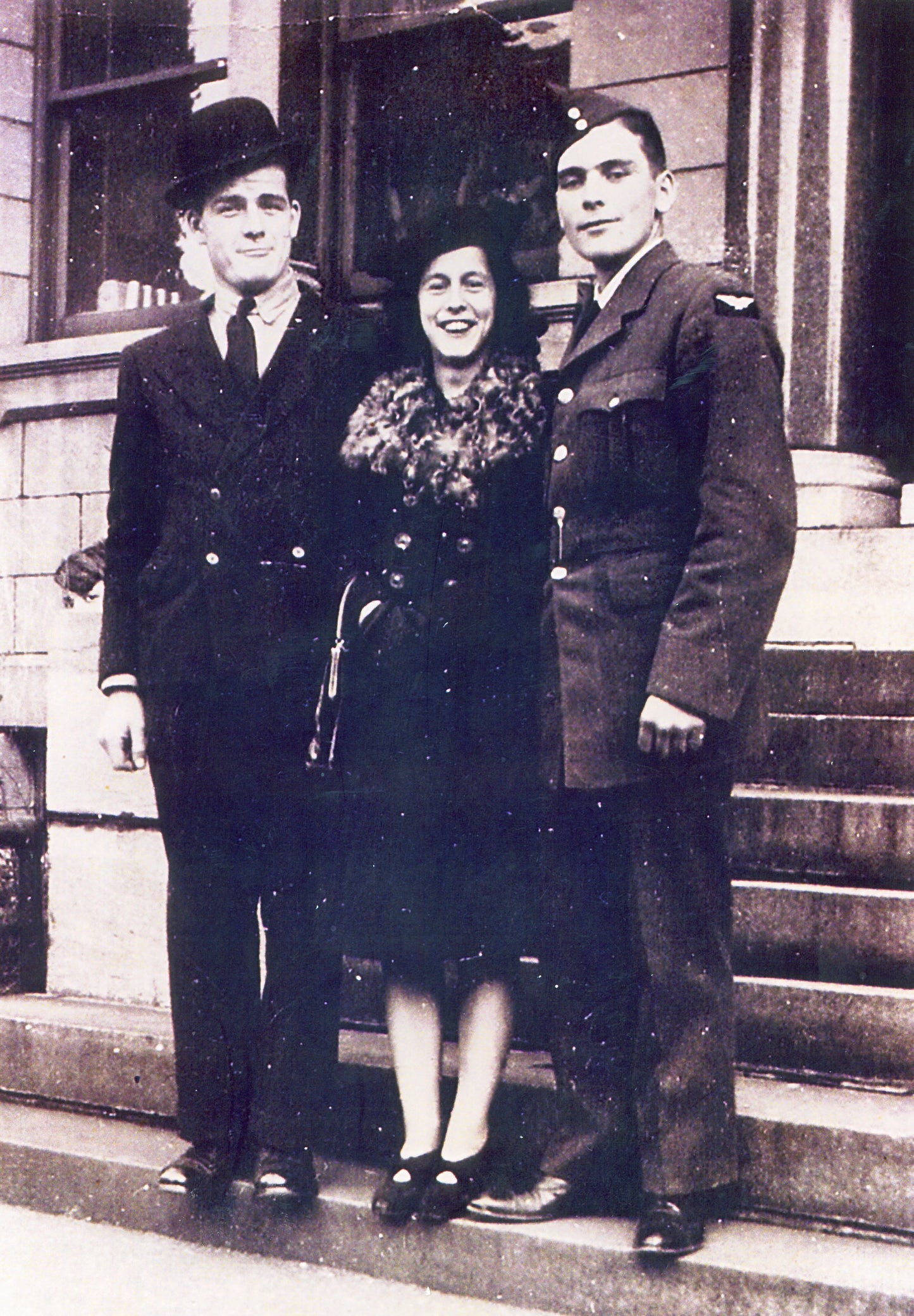 Un homme, un soldat et une femme devant le bureau de postes