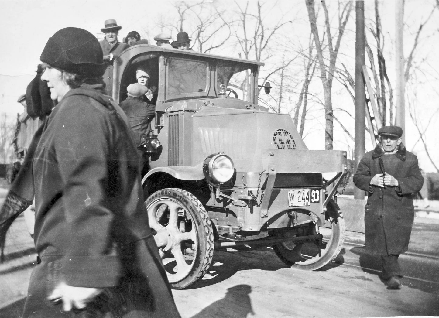 Groupe de personnes dans un camion