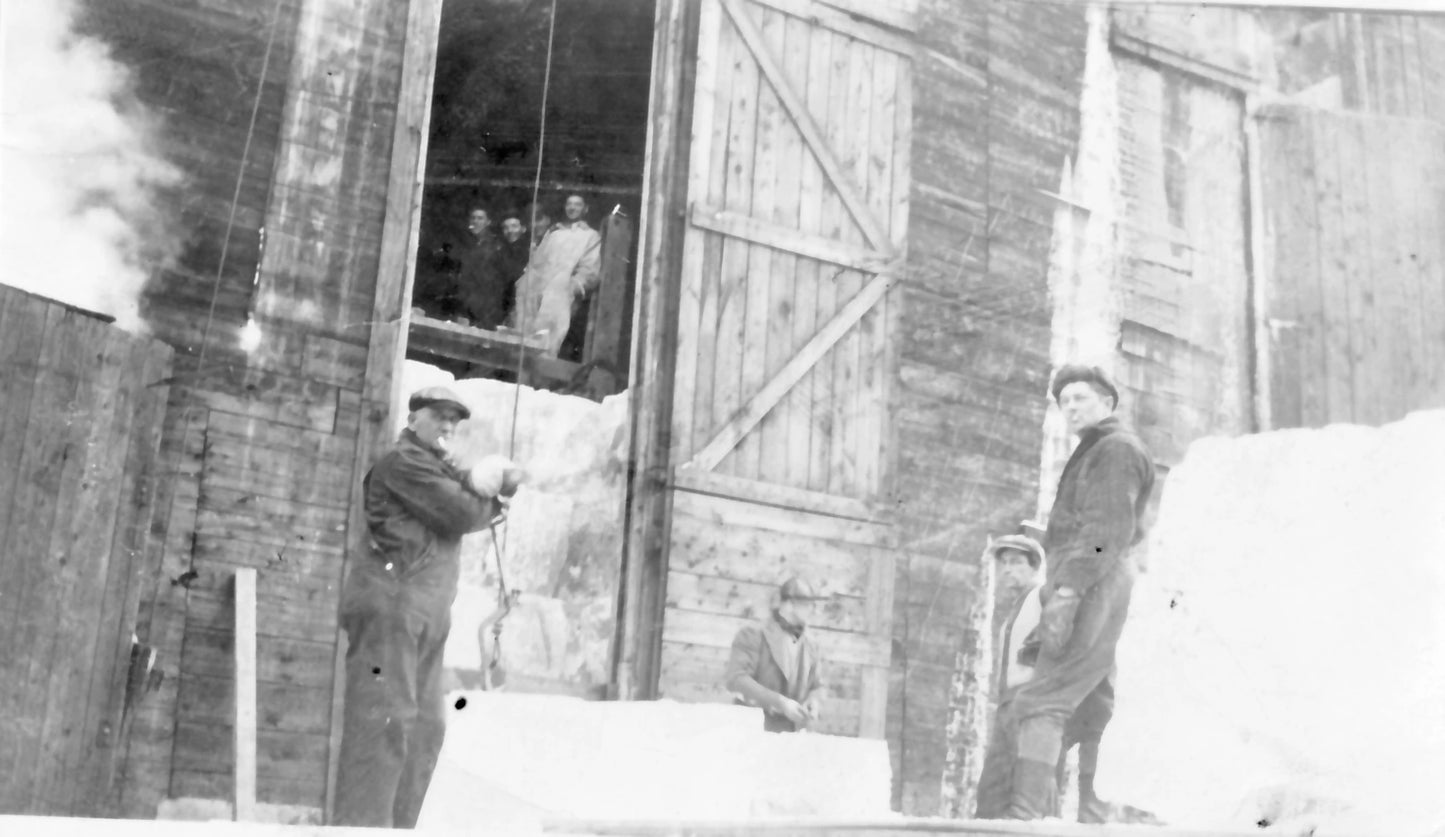 Henri Lemelin devant l'entrepôt de glace