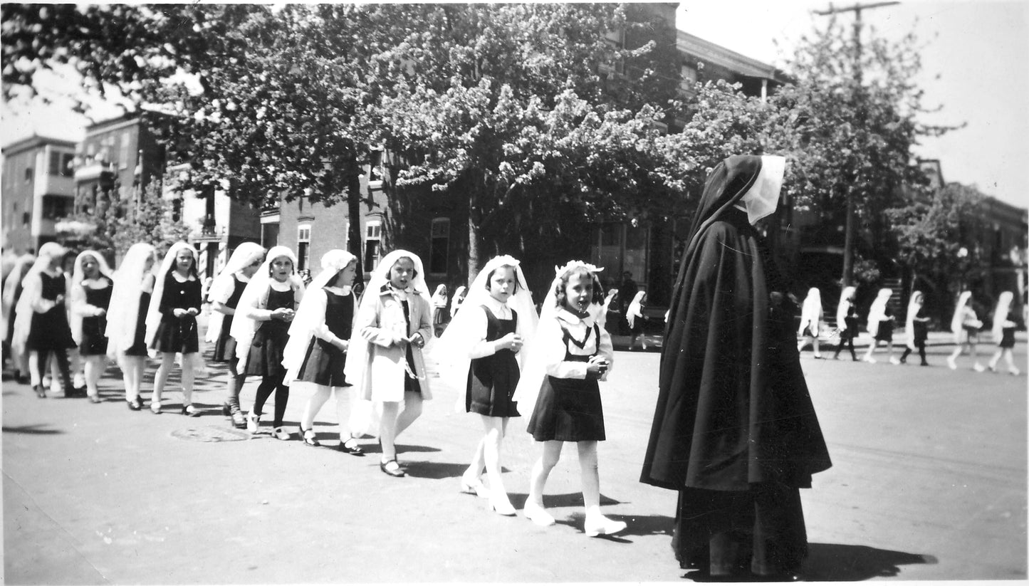 Fillettes en tenue de première communion