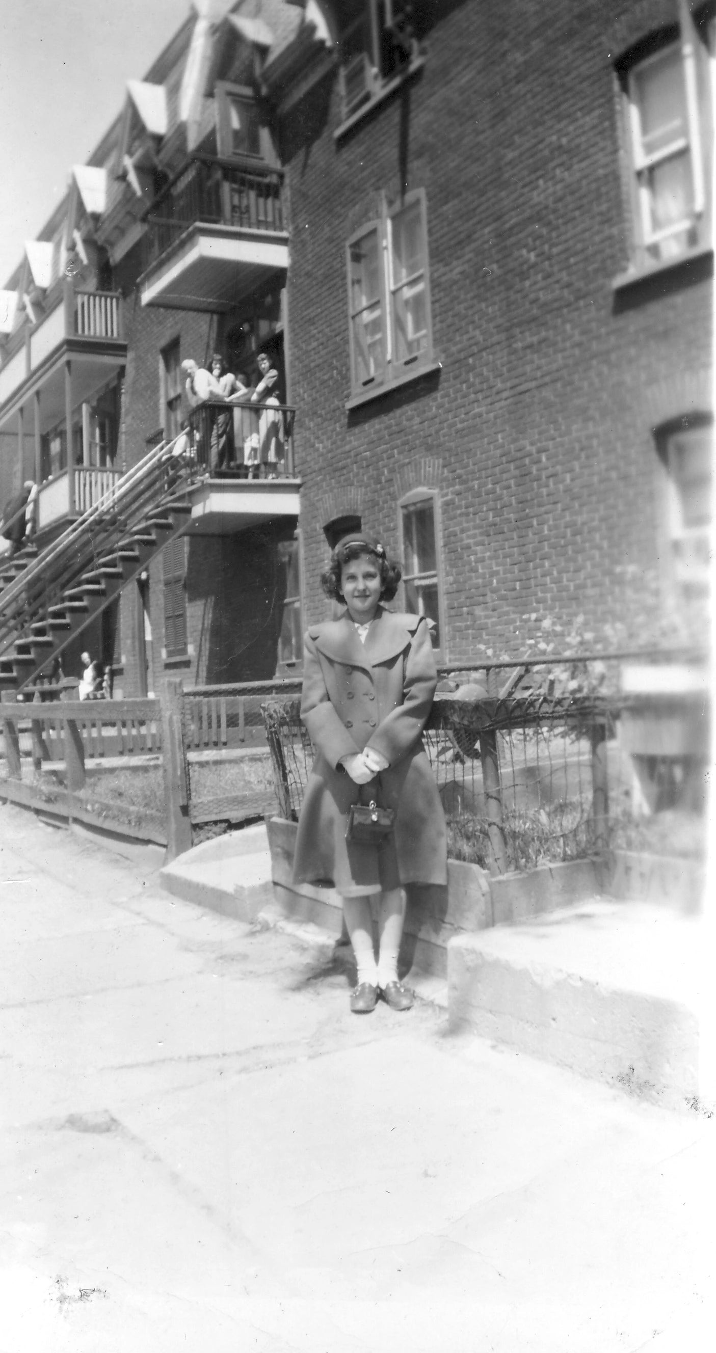 Femme devant sa maison