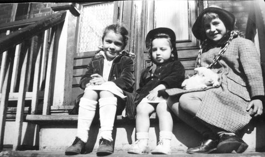 Trois enfants assis sur une marche