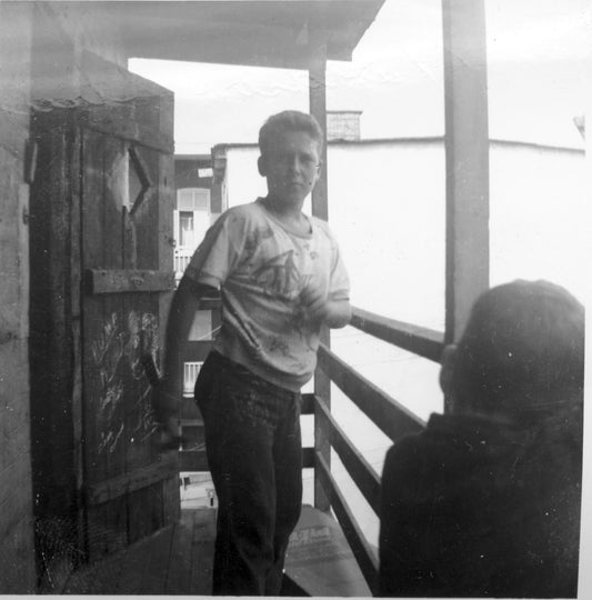 Un adolescent sur le balcon arrière