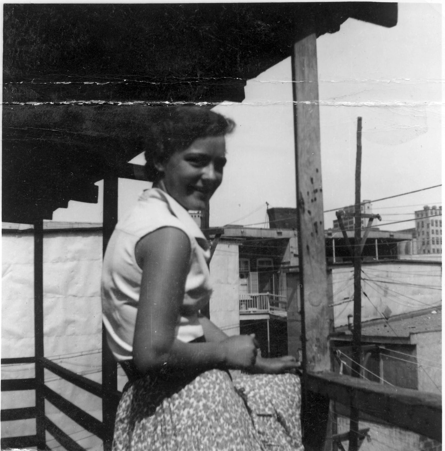 Une femme souriante sur le balcon arrière