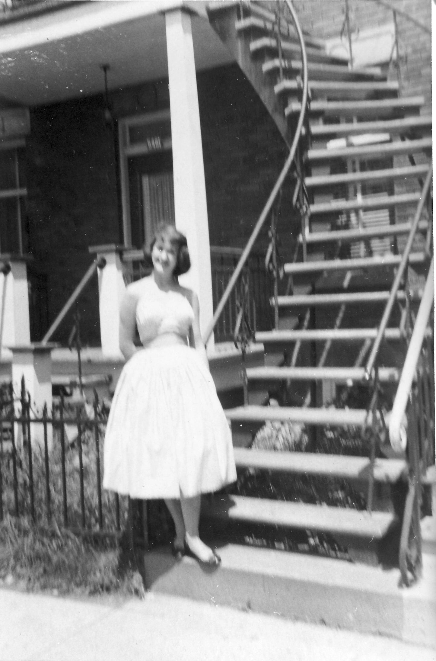 Jeune femme devant sa maison