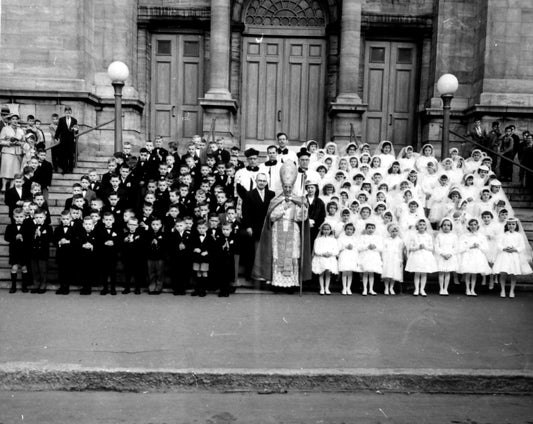 Jeunes garçons et filles à la première communion