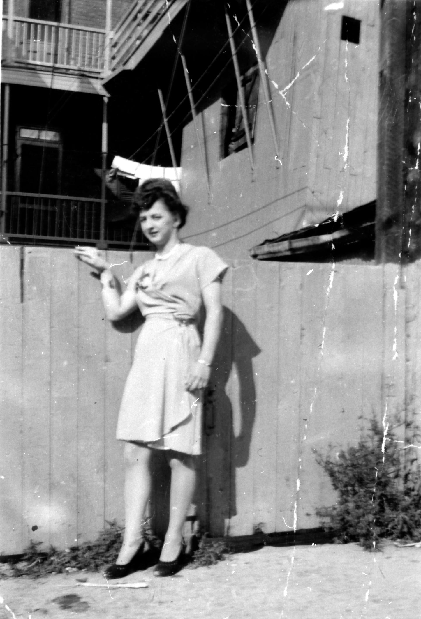 Portrait d'une femme dans la ruelle