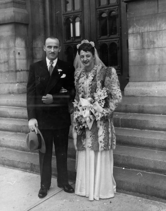 Portrait d'un couple devant une église