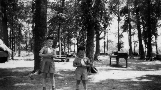 Deux enfants au parc