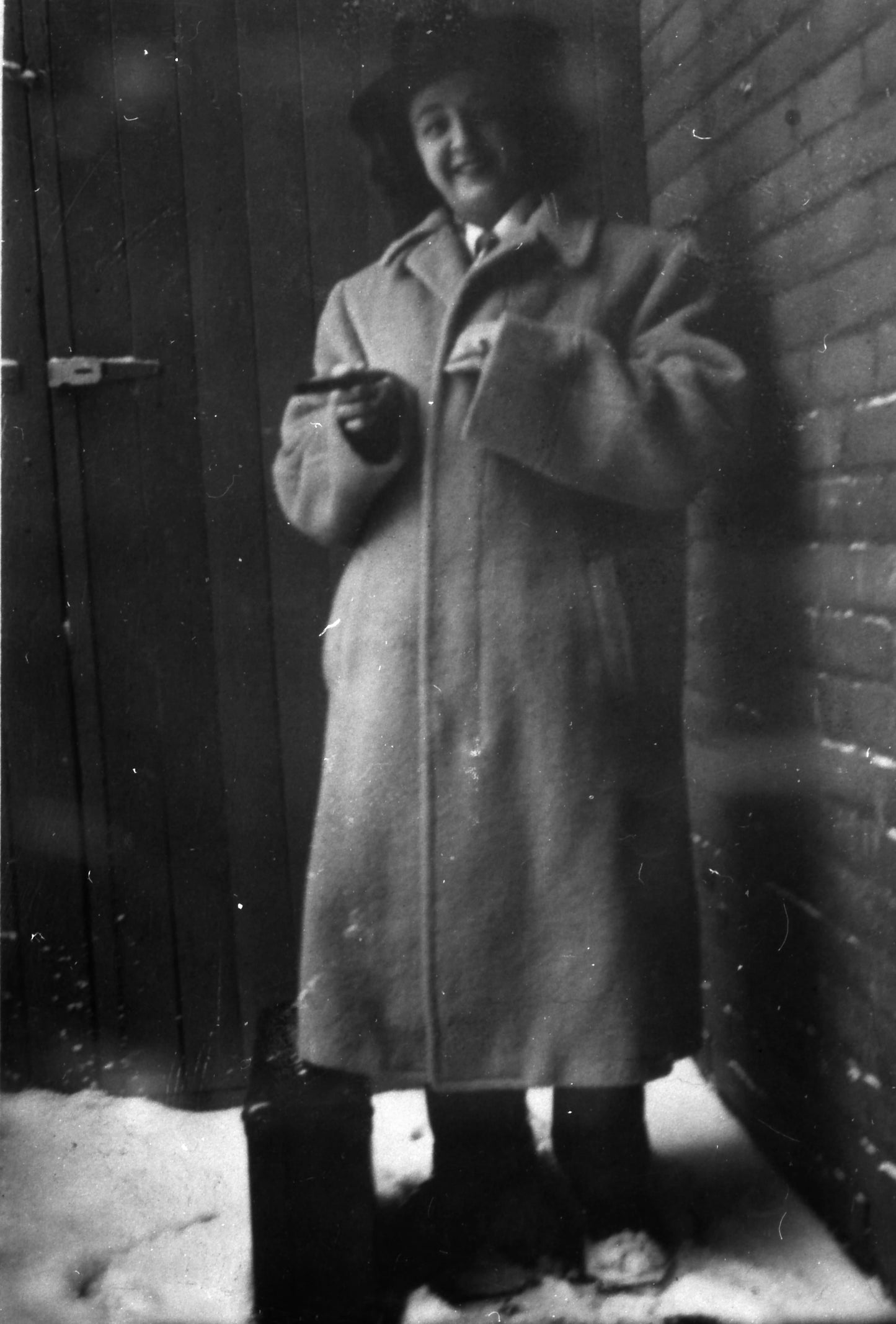 Portrait d'une jeune femme en hiver