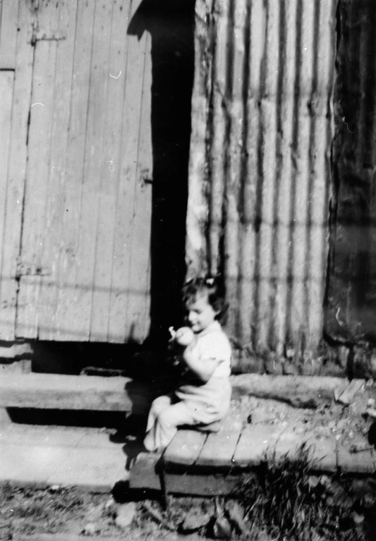 Portrait d'un enfant au hangar