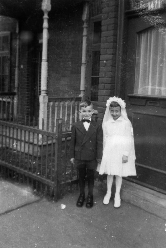 Deux enfants prêts pour leur première communion