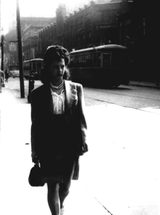 Portrait d'une jeune femme sur le trottoir