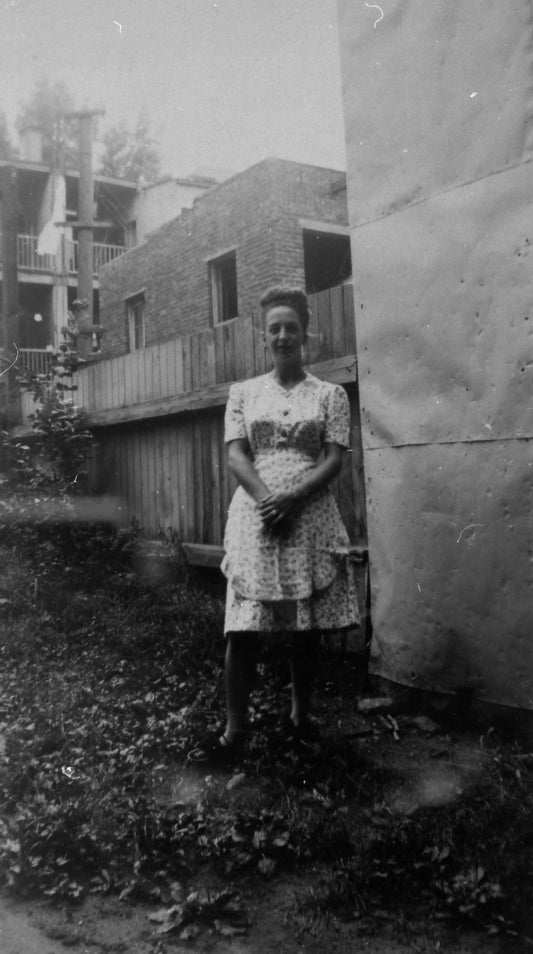 Portrait d'une jeune femme dans la cour