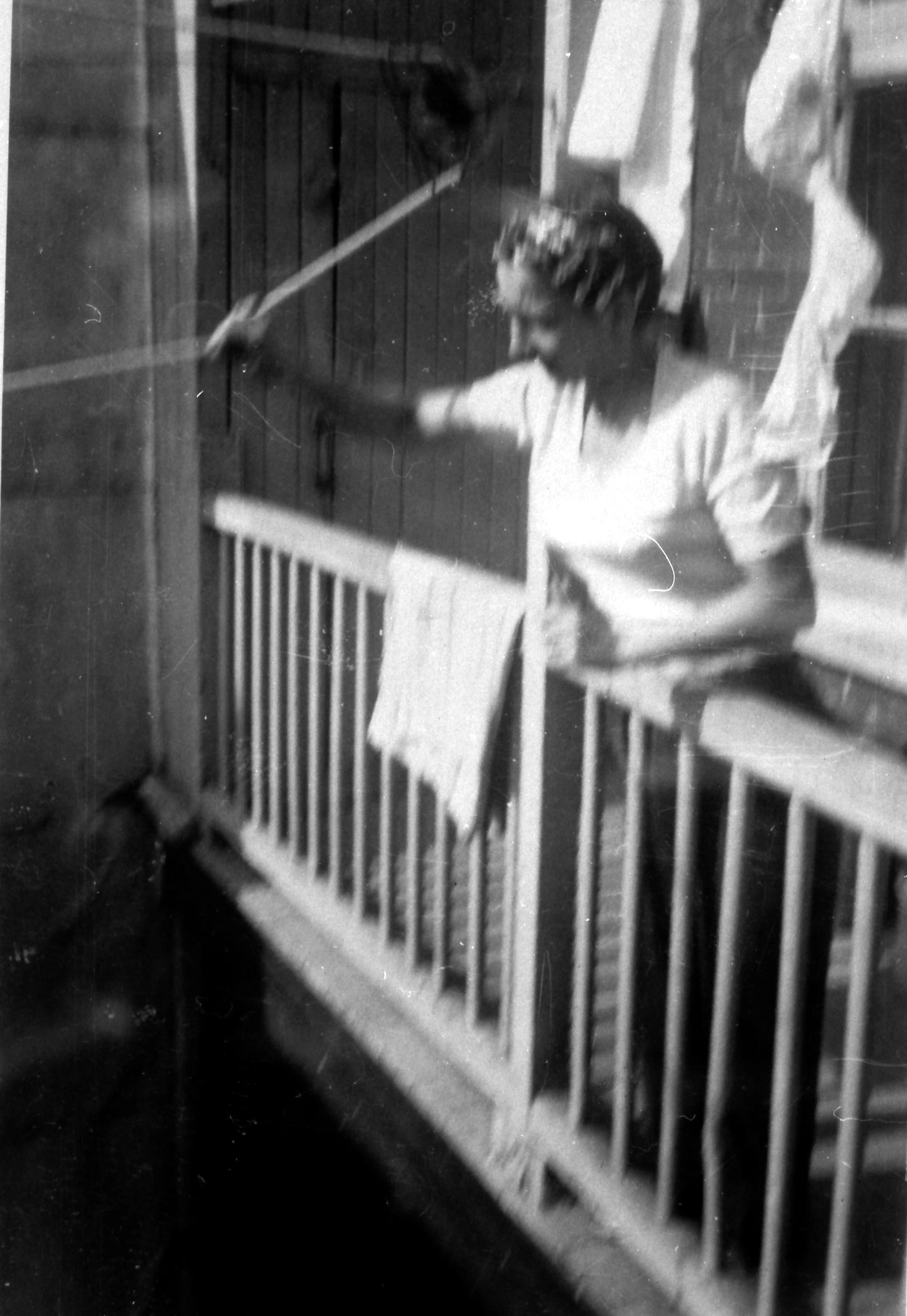 Mère de Louise Gravel au balcon