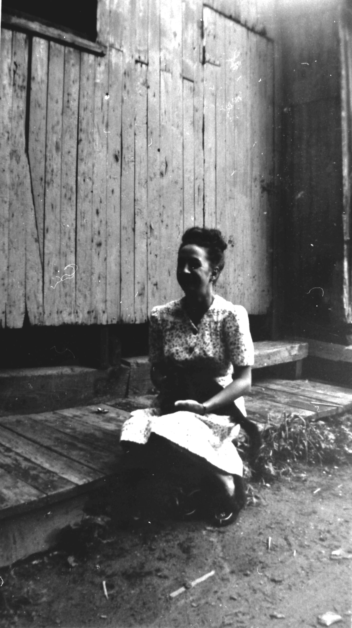 Jeune femme sur un trottoir de bois