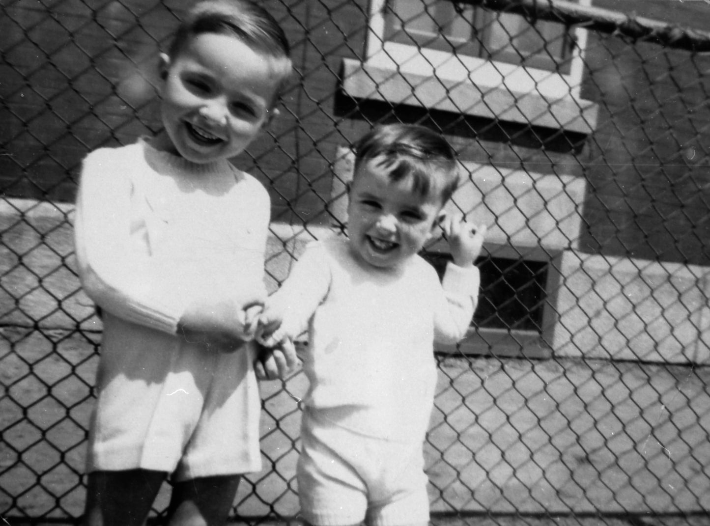 Deux enfants devant la clôture