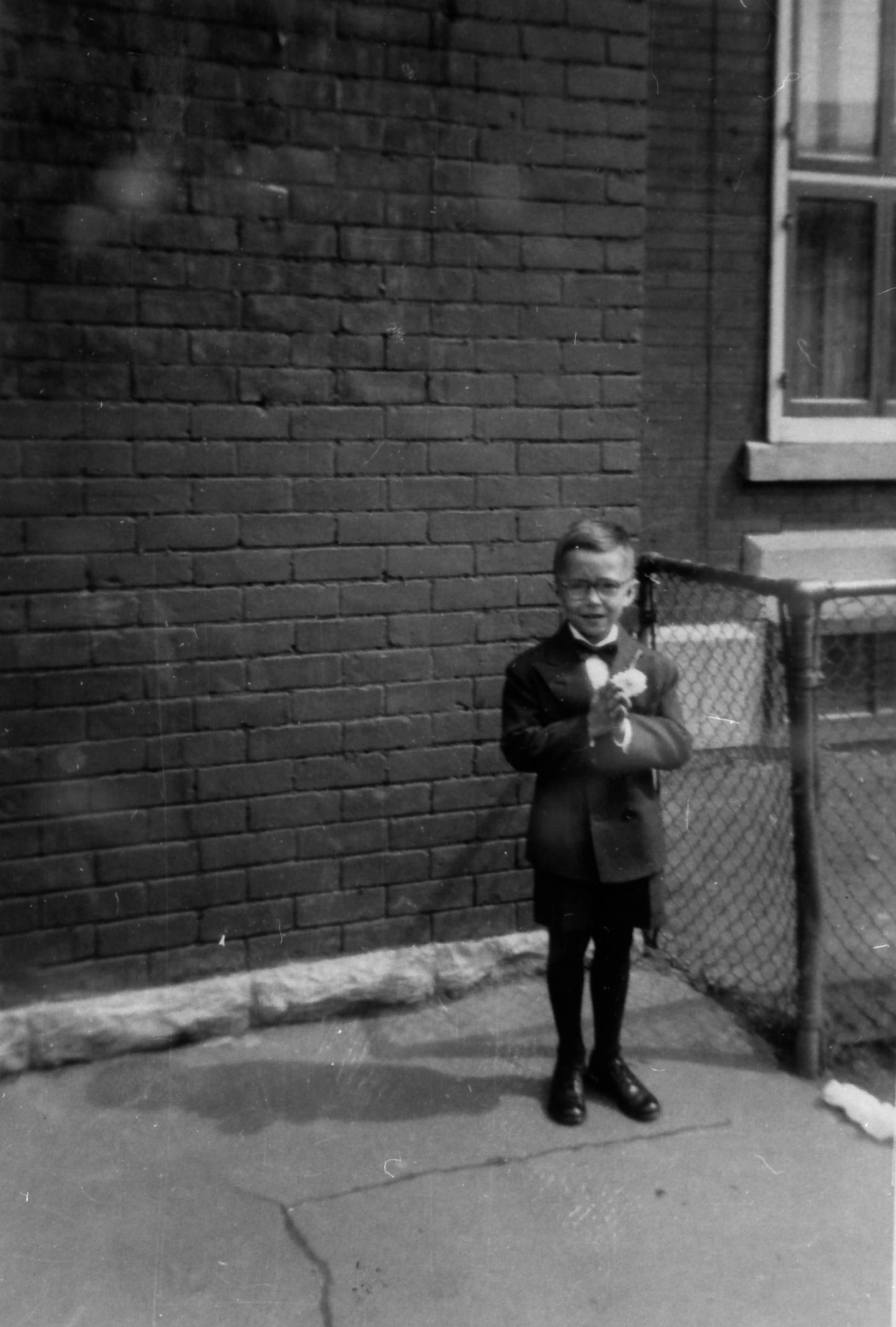 Portrait d'un jeune garçon avant sa première communion