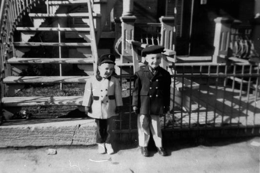 Deux enfants sur le trottoir