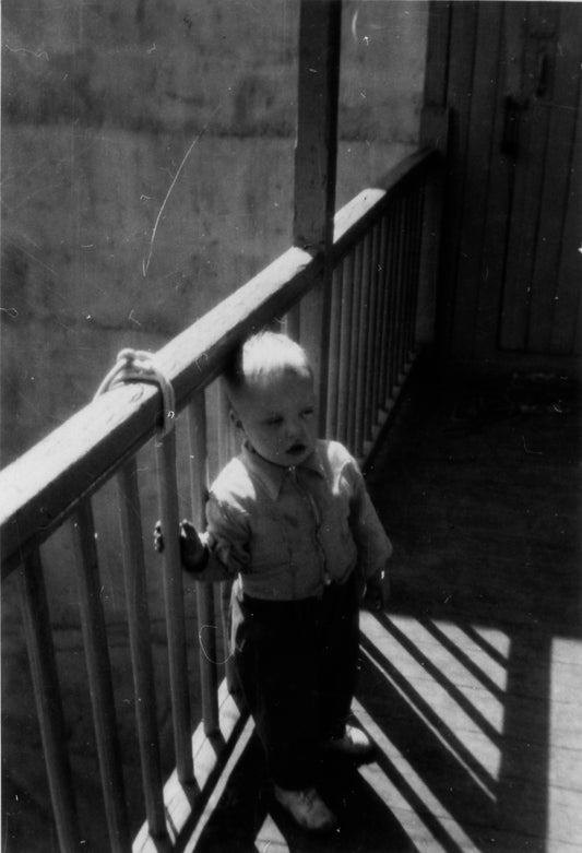 Jeune enfant sur un balcon