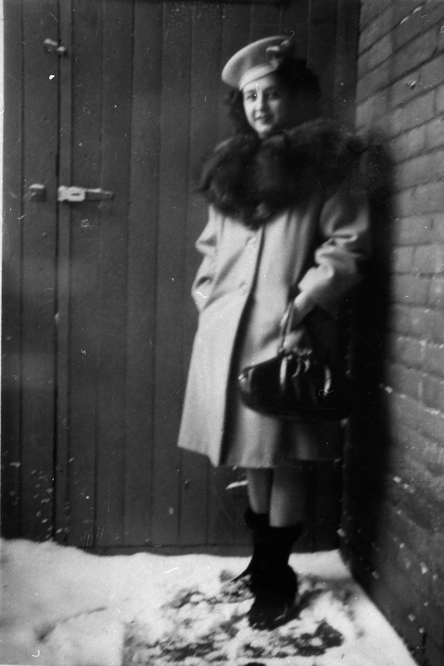 Portrait d'une jeune femme en hiver