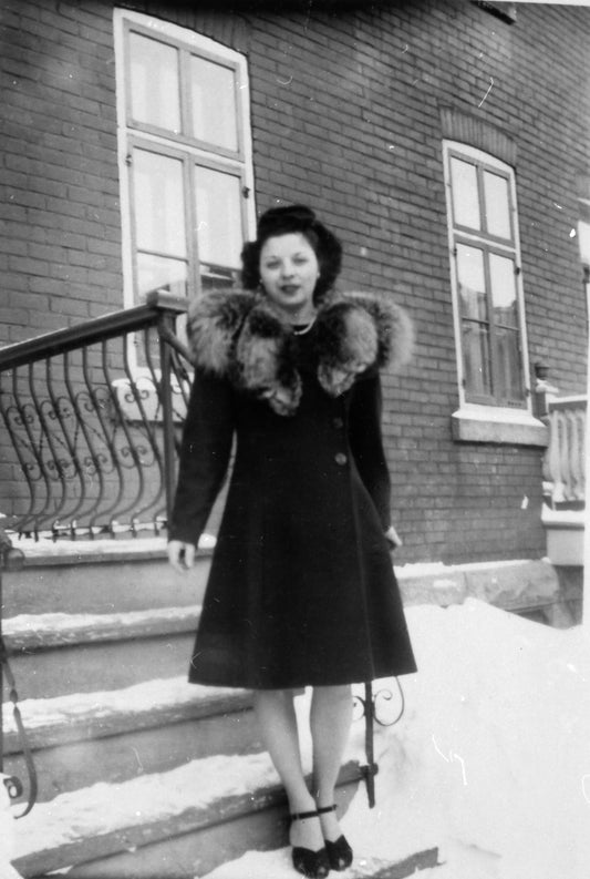 Portrait d'une jeune femme en hiver