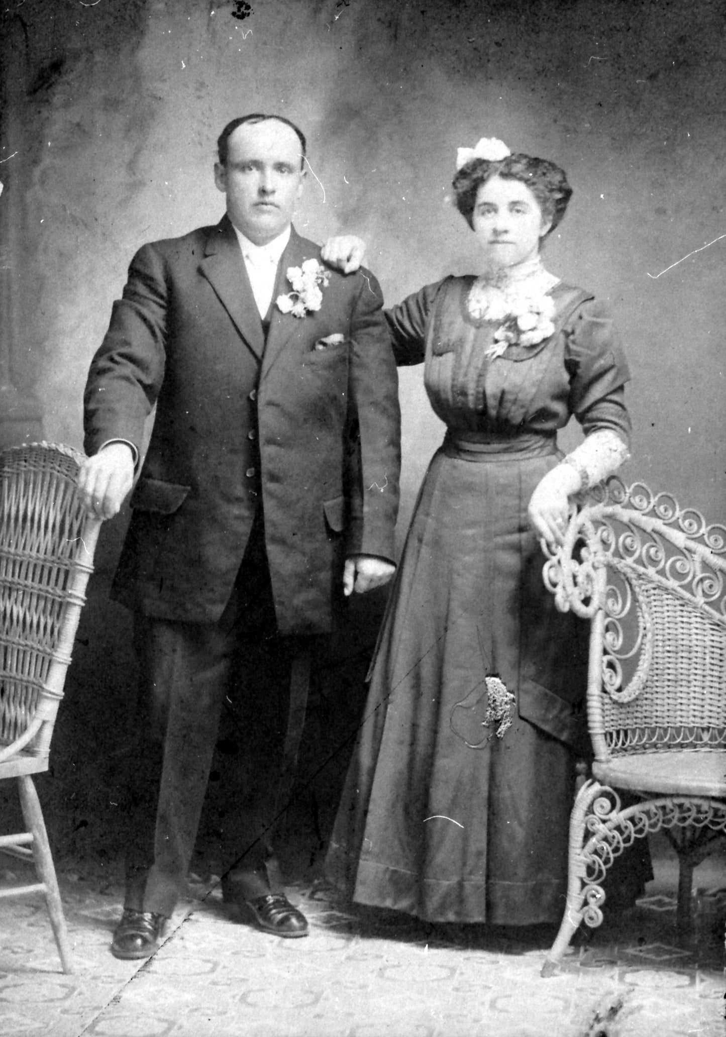 Portrait d'un couple avec chaises de rotin