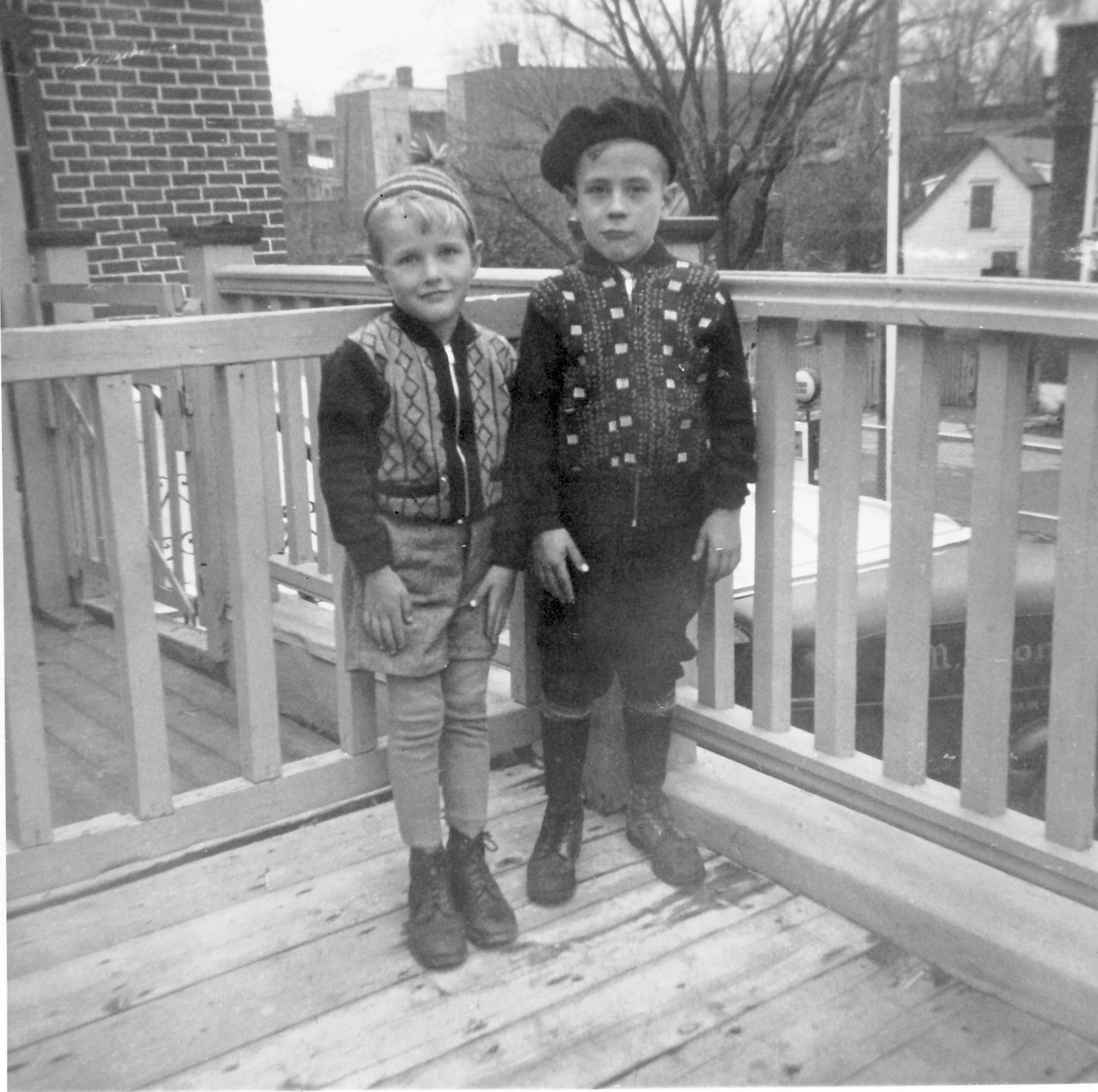 Deux enfants sur un balcon