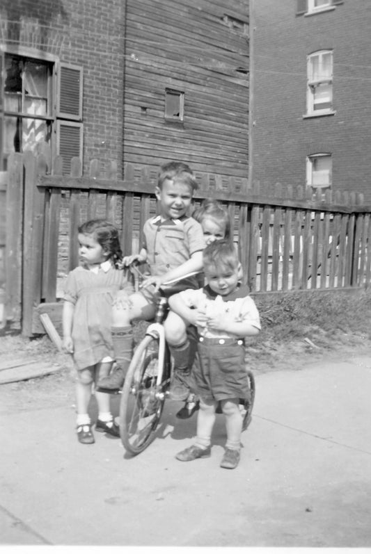 Quatre enfants et un vélo