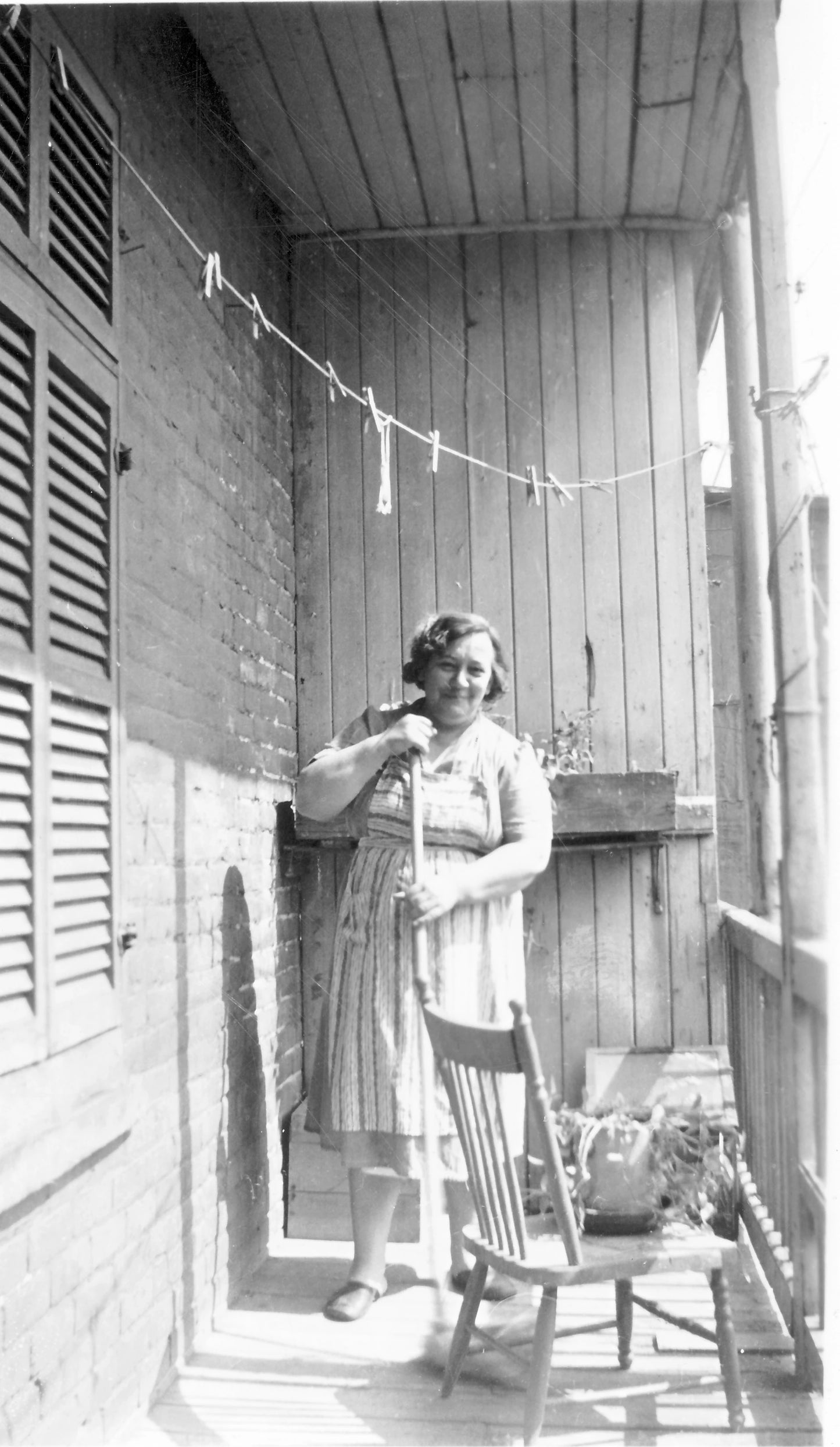 Portrait d'une femme sur un balcon