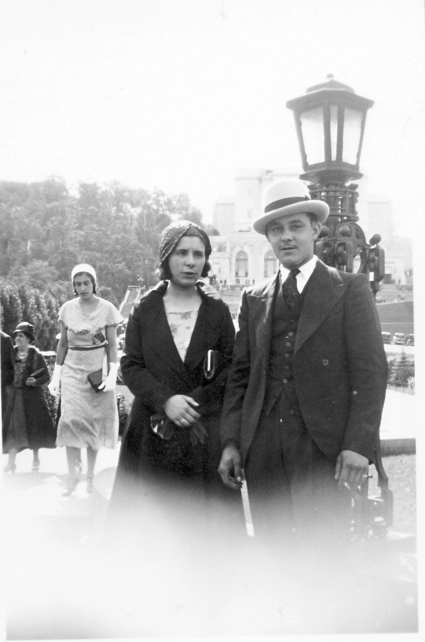 Portrait d'un couple devant un lampadaire au pied de l'oratoire St-Joseph